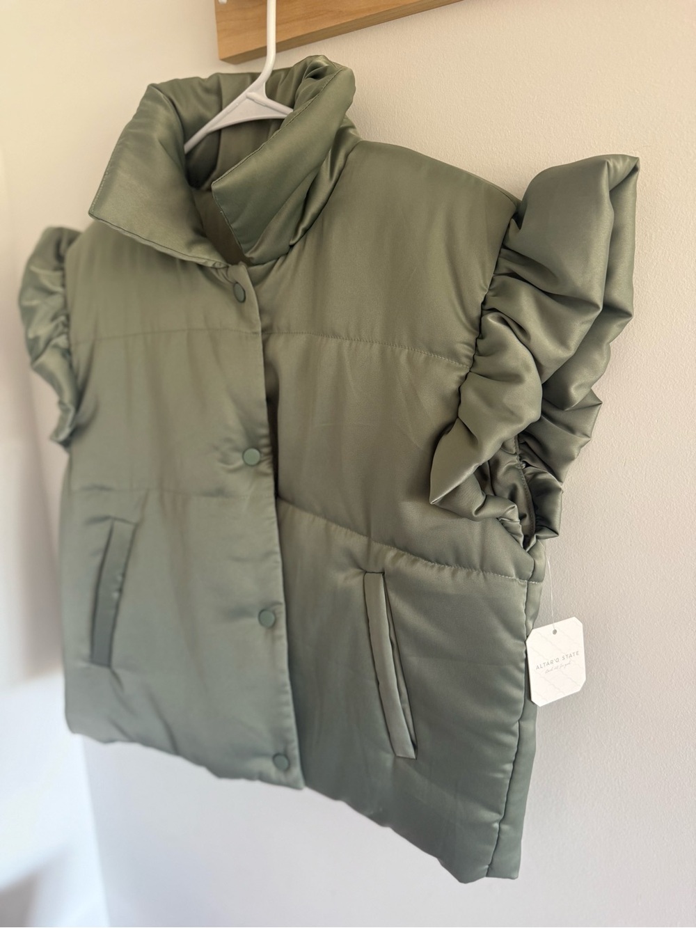 NWT Altar'd State Sage Puff-Sleeve Puffer Vest Medium - Picture 3 of 6
